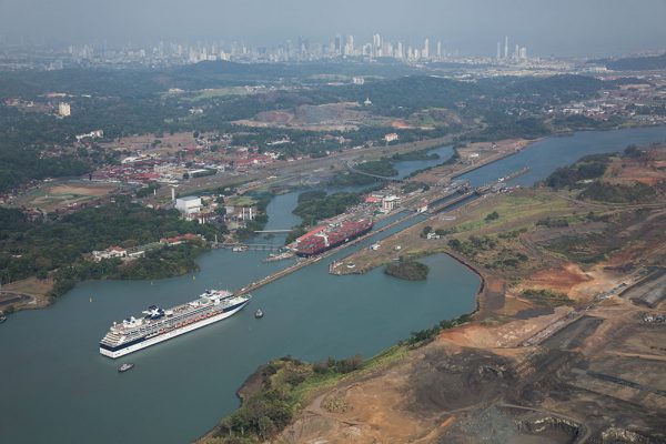 ユニークなパナマ運河を体験