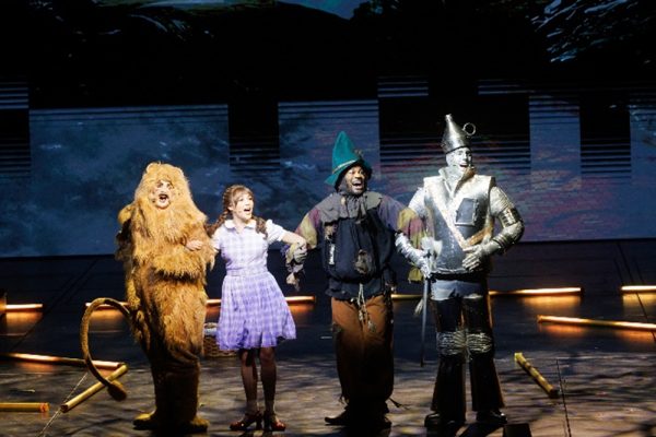 「オズの魔法使い」を上演