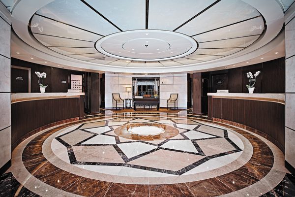 寄港地観光まで含まれる究極のオール・インクルーシブ制を採用