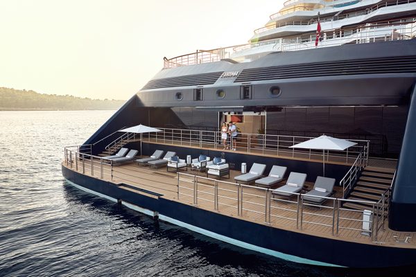 優雅でプライベート感あふれる高級小型ヨット