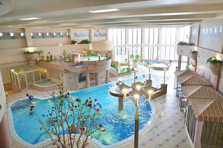 一年中楽しめるプールがある温泉施設「クアハウス＆プールC's」