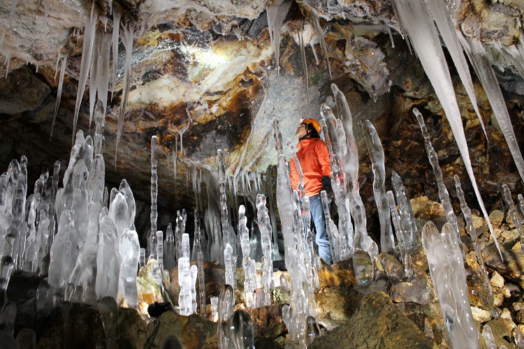 不思議な百畳敷洞窟氷筍（通称：ニョロニョロ）