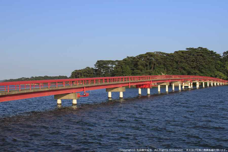 良縁に恵まれるといわれる「出会い橋」を渡って「福浦島」へ