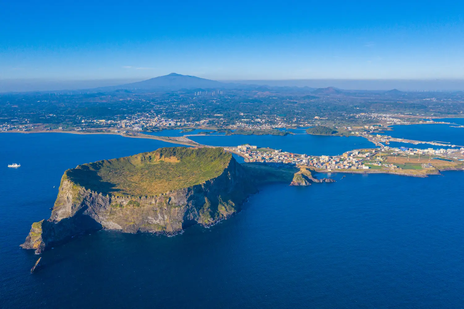 城山日出峰と漢拏山