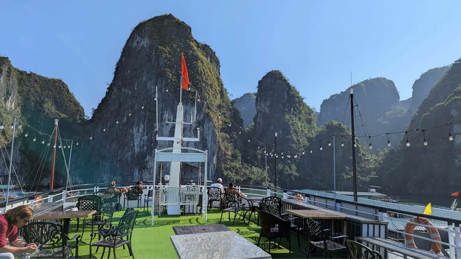 船のデッキから見えるハロン湾の景色